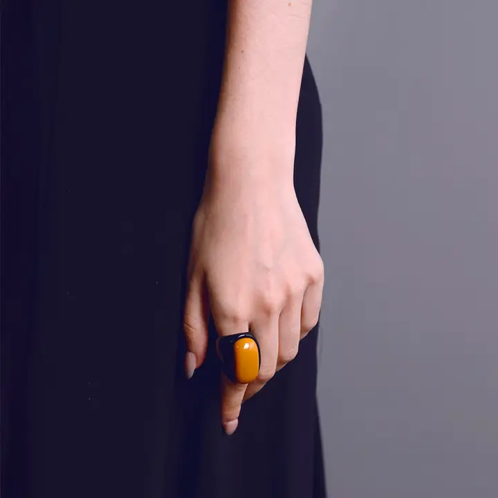 ANILLO FOLK MOSTAZA MANO