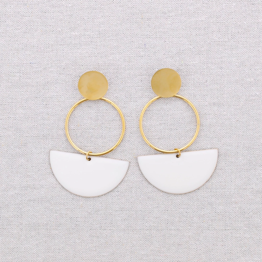 PENDIENTES SEMICIRCULO BLANCO